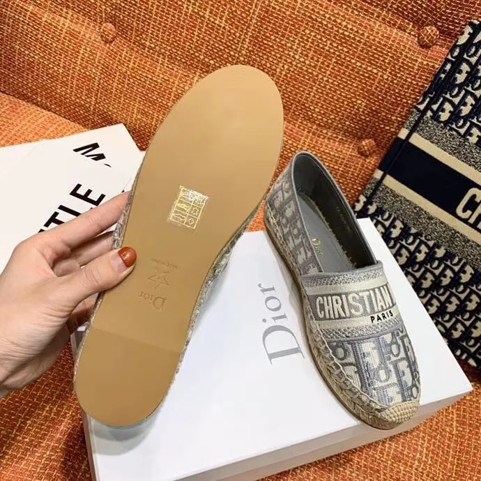👟👟Ex-factory price 400👟👟 In 2020, new colors are coming simultaneously on the official website of the DIOR fisherman shoe series: original development, original anatomy display, exclusive outsole, you can compare as you like.  [Material] 1⃣️Sole: The only 1:1 exclusive rubber sole on the market 🌸. Fabric original embroidery. Lining: imported sheepskin, delicate and soft. [Size] 35-40.